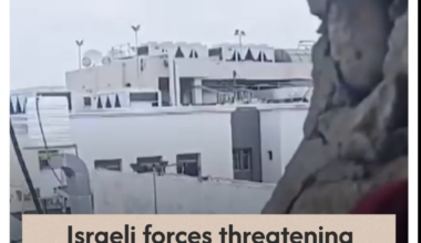 [21 Mars, Siège de l'hôpital Al-Shifa] Après avoir kidnappé les hommes, les femmes et enfants sont pris en otage à l'intérieur. Le haut-parleur diffuse un message clair : "Si on vous voit, les soldats vous tirent dessus"