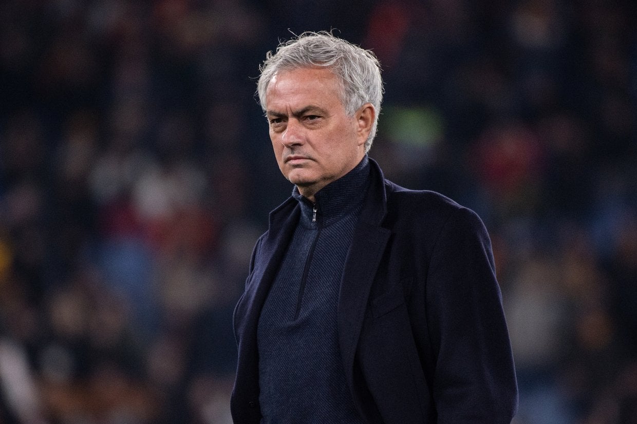 José Mourinho quando perguntado sobre treinar em Portugal. - "Não tenho clube, estou livre. Mas quero trabalhar, no verão quero trabalhar. Nunca digas não, principalmente no futebol. A minha vida é futebol, posso treinar em qualquer lado e não tenho problemas."