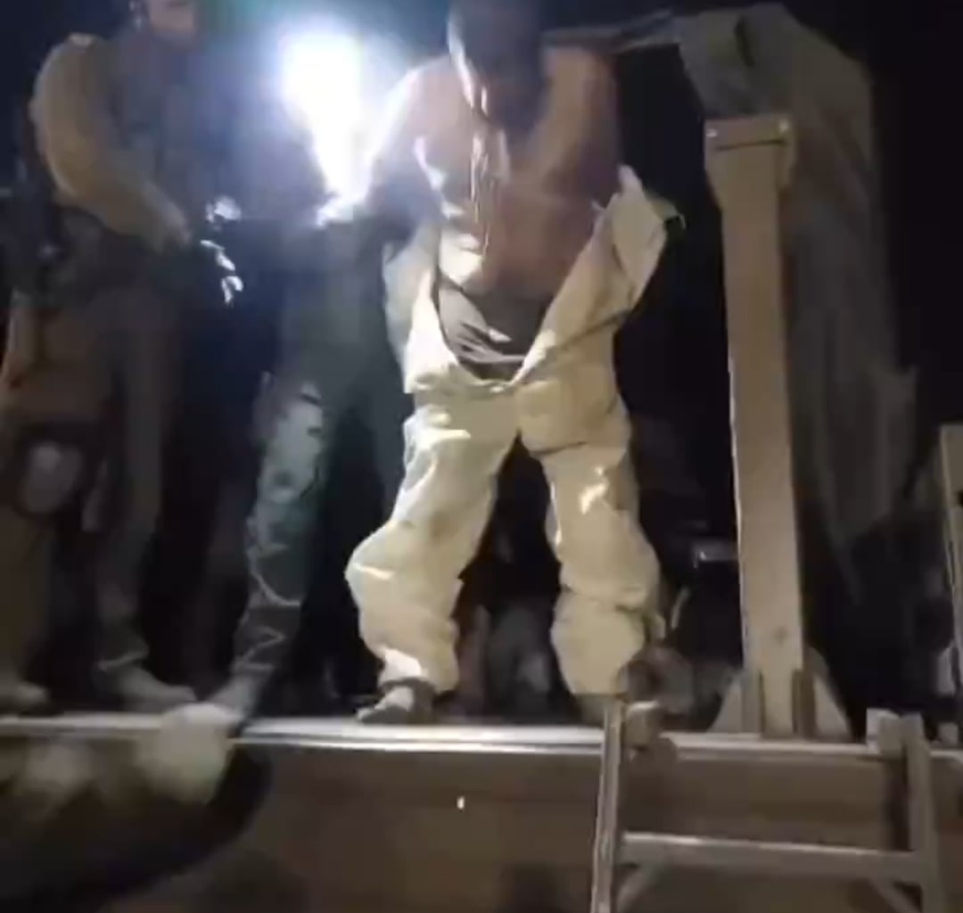 Un français engagé dans l'armée Israëlienne filme des détenus à Gaza : "T'as vu ce petit fdp il s'est pissé dessus, regarde son dos tu vas rigoler, ils l'ont torturé(...)bande d'enculés, bande de salopes"