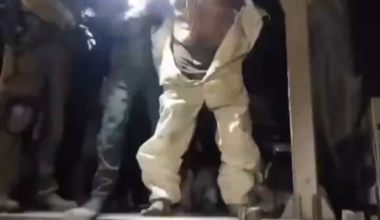 Un français engagé dans l'armée Israëlienne filme des détenus à Gaza : "T'as vu ce petit fdp il s'est pissé dessus, regarde son dos tu vas rigoler, ils l'ont torturé(...)bande d'enculés, bande de salopes"