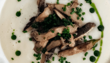 Velouté topinambour, shiitake sautés, huile verte d'aneth