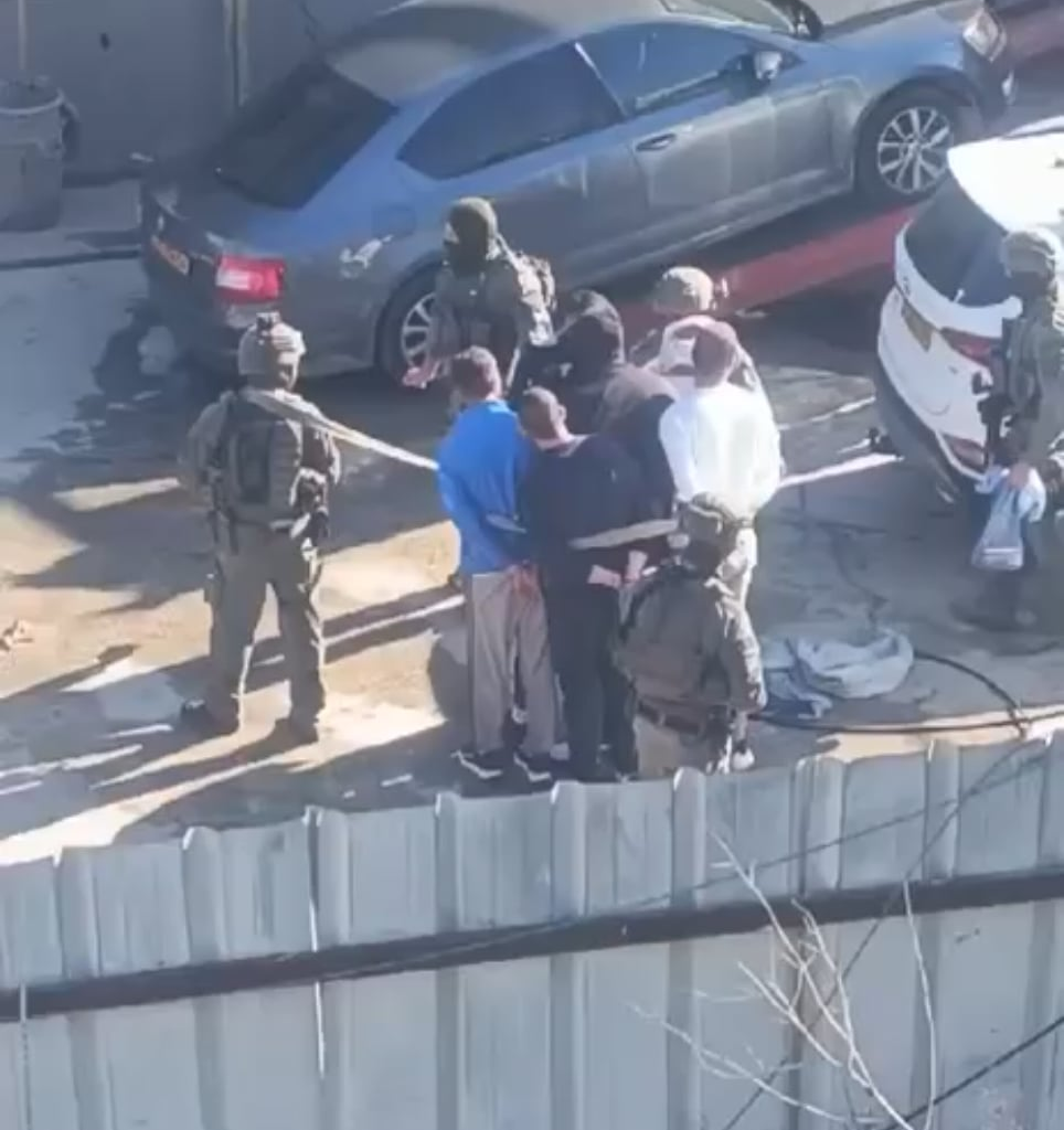 [Jerusalem-Est, 11 Mars] Lors d'un raid en zone occupée, 6 Palestiniens sont attachés de manière humiliante par des soldats Israëliens