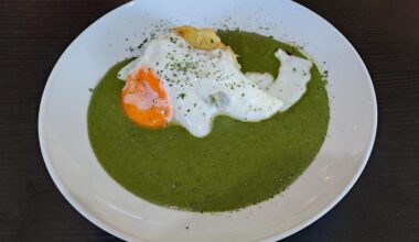 Today is called "Green Thursday" in Austria. One of the traditional meals today is spinach with potatoes and eggs. Since it's one of my favorite dishes since early childhood, I often treat myself to a restaurant visit on this day.