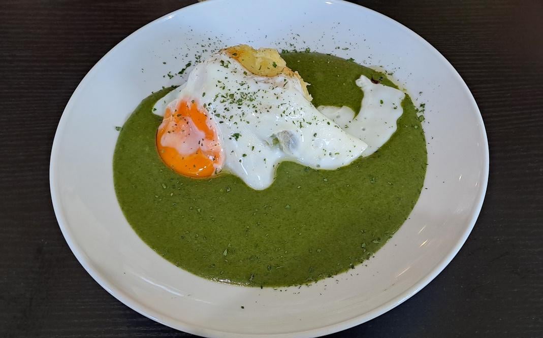 Today is called "Green Thursday" in Austria. One of the traditional meals today is spinach with potatoes and eggs. Since it's one of my favorite dishes since early childhood, I often treat myself to a restaurant visit on this day.
