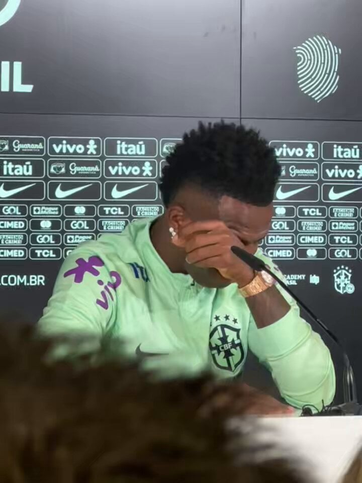 Vinicius got emotional during the Brazil's press conference. He was asked three questions about racism before he broke down and ended up stating: “I’m sorry. I just want to play football, do everything for my club and my family, never see black people suffering." Its clear the toll its had on him.