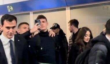 [Simone Togna] Inter welcomed by 30/40 fans after the 1-0 win in Bologna. Great feeling among the fans, with chants and photos. Good humor was also widespread among the group, with Asllani jokingly asking Pavard for a selfie (who hadn't immediately realized it was Kristjan asking for a selfie.)