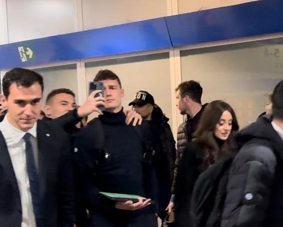 [Simone Togna] Inter welcomed by 30/40 fans after the 1-0 win in Bologna. Great feeling among the fans, with chants and photos. Good humor was also widespread among the group, with Asllani jokingly asking Pavard for a selfie (who hadn't immediately realized it was Kristjan asking for a selfie.)