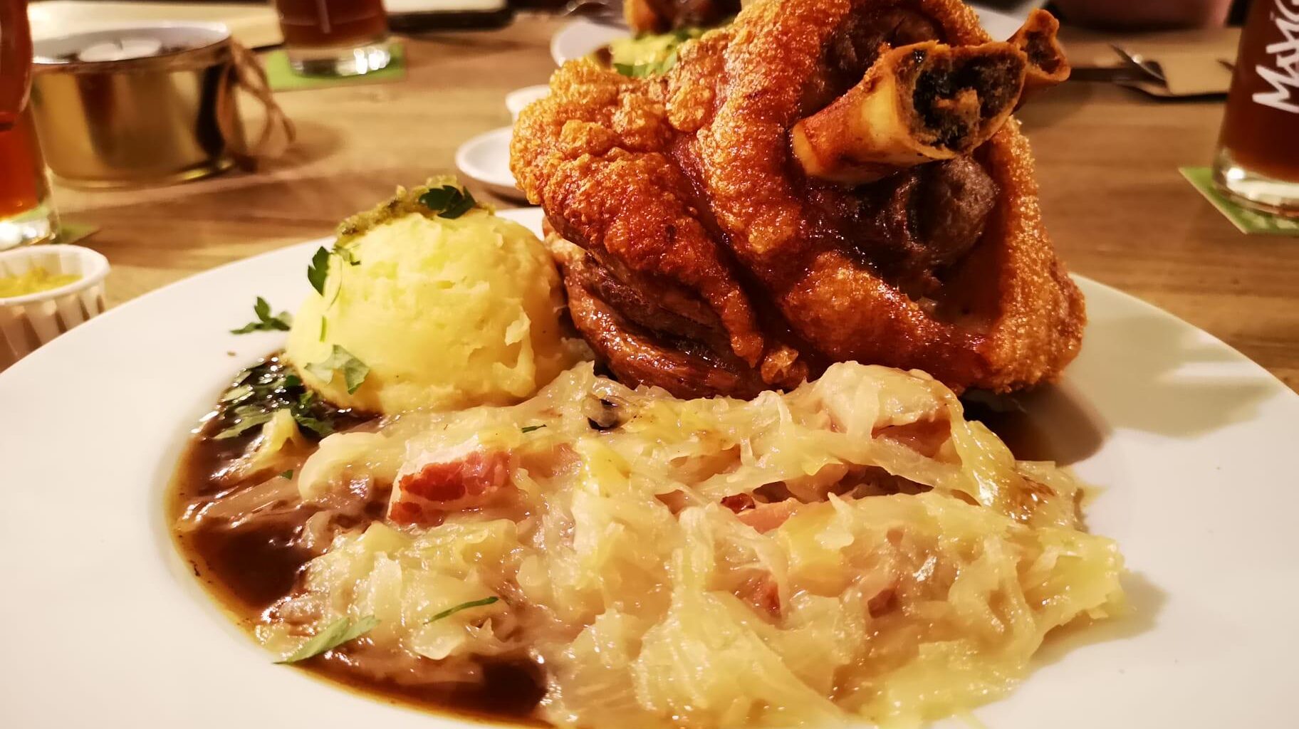 Schweinehaxe mit Kartoffelpüree und Sauerkraut, Maximiliansbrauwiesen Lahnstein