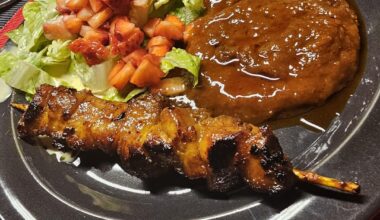 Satay chicken breast with plenty of satay sauce, served with salad and strawberries (instructions in the gallery, read from right to left, needs marinated over night)