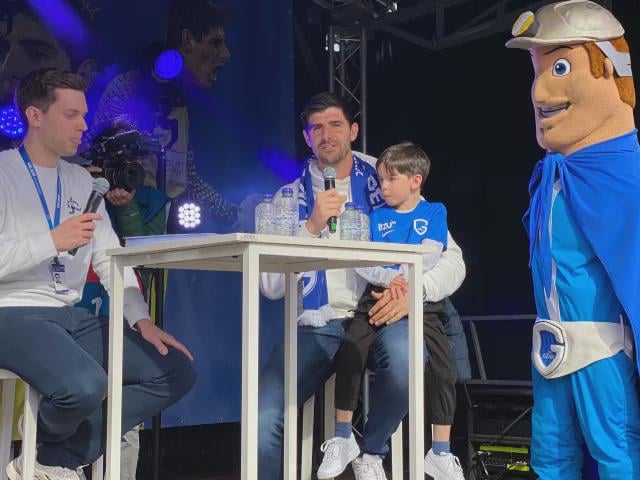 Courtois (GK #1) visiting his first club GENK right now.
