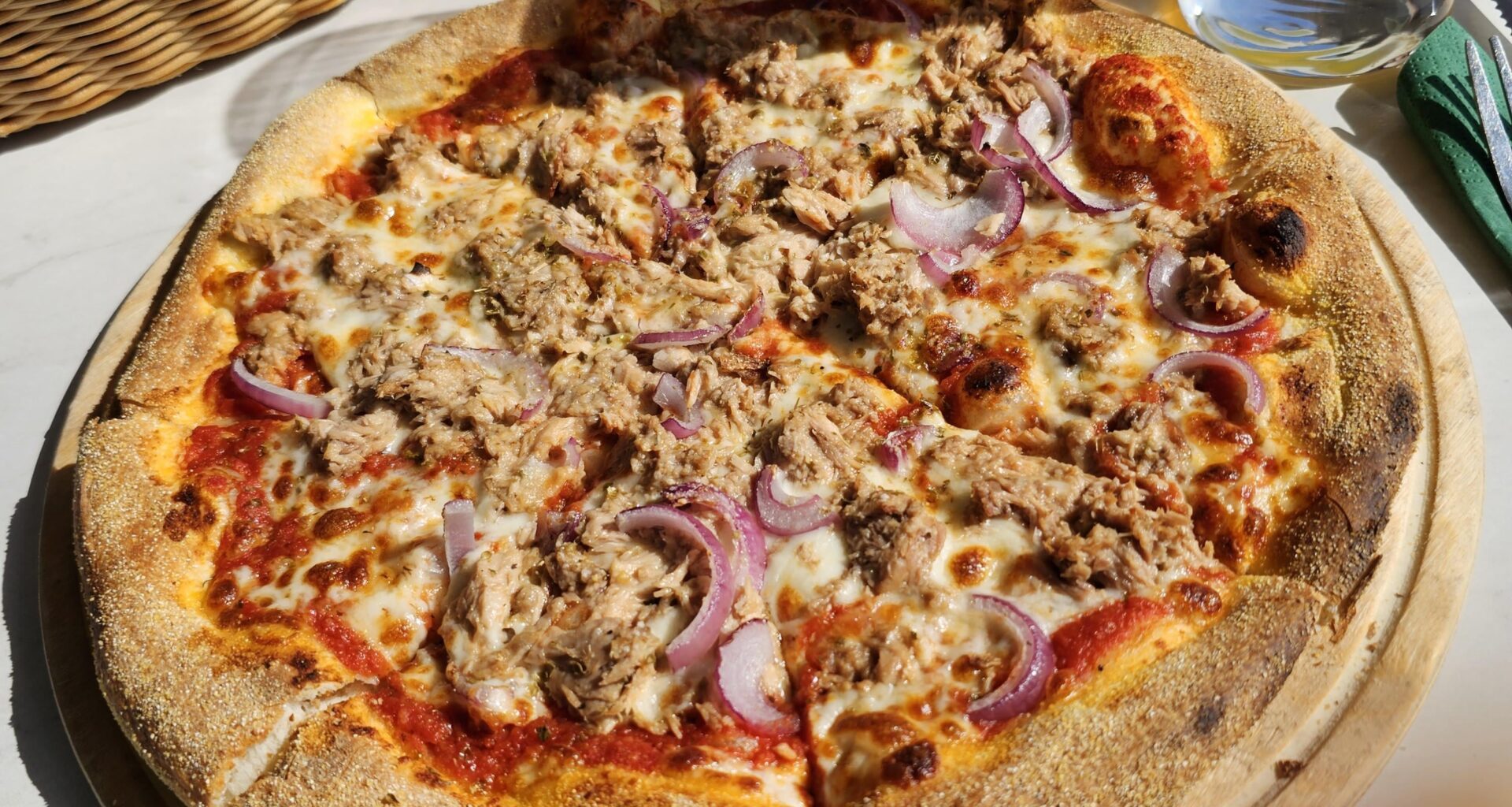 Pizza al tonno (tuna pizza), at a Balkan restaurant in Singen am Hohentwiel, Germany
