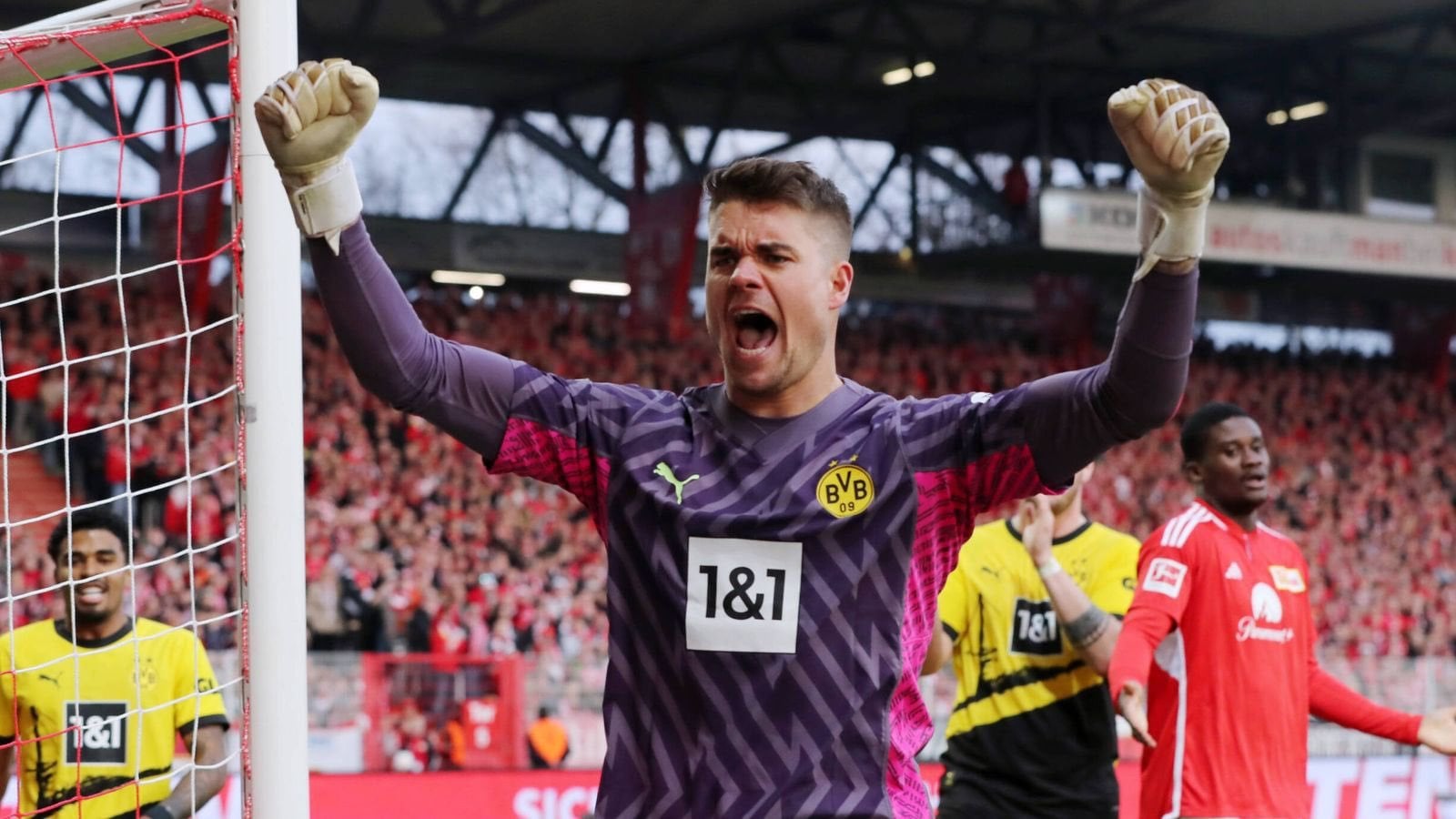Alex Meyer tendiert zu einem Verbleib beim BVB. Bewegung könnte nur reinkommen, wenn ein Club den Keeper als klare Nr.1 will. Der 32-Jährige fühlt sich sehr wohl in Dortmund. Der Klub ist aktuell sehr zufrieden mit seinen Leistungen und beide Seiten können sich eine VVL durchaus vorstellen