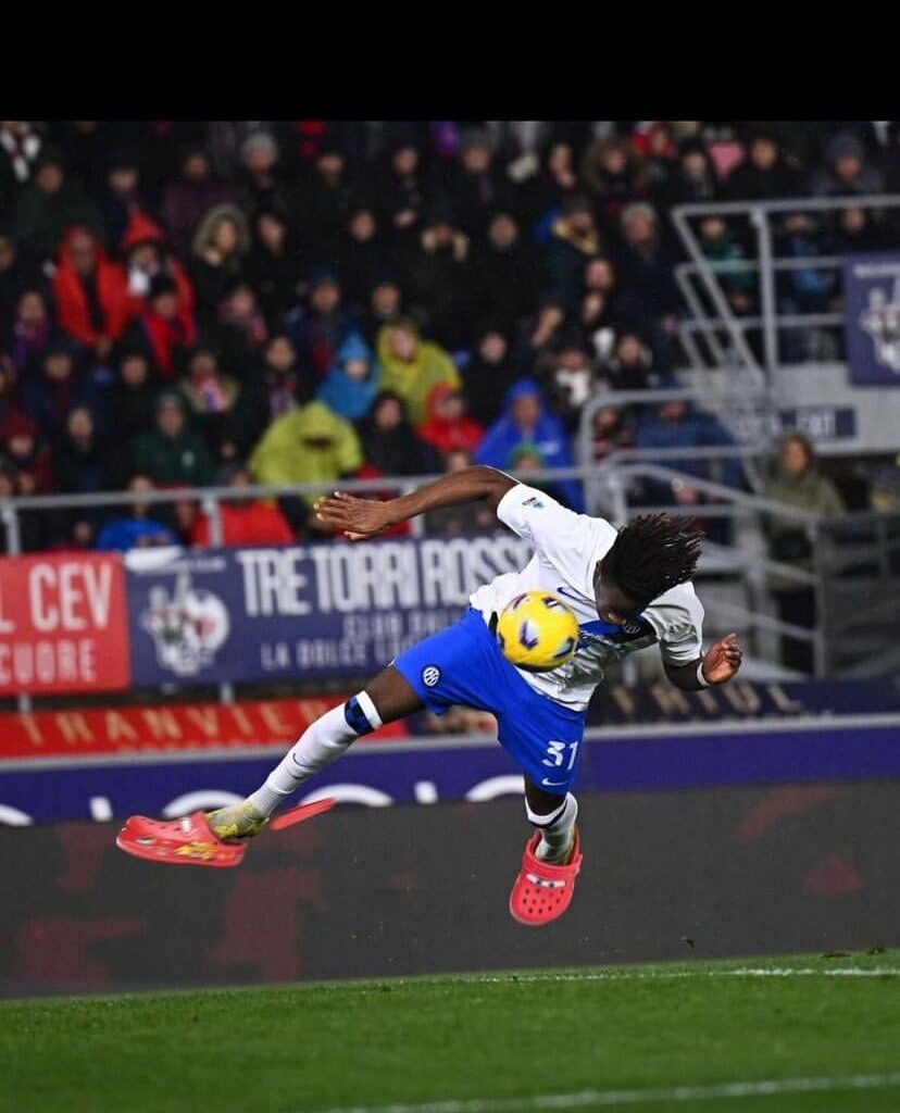 Denzel Dumfries posting a photo of Yann Bisseck with Lightning McQueen crocs on Instagram 😂