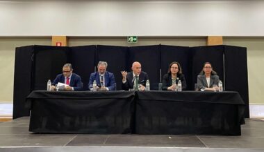 La concejalía de Sanidad convoca a los colegios a un foro antiabortista y fleta autobuses