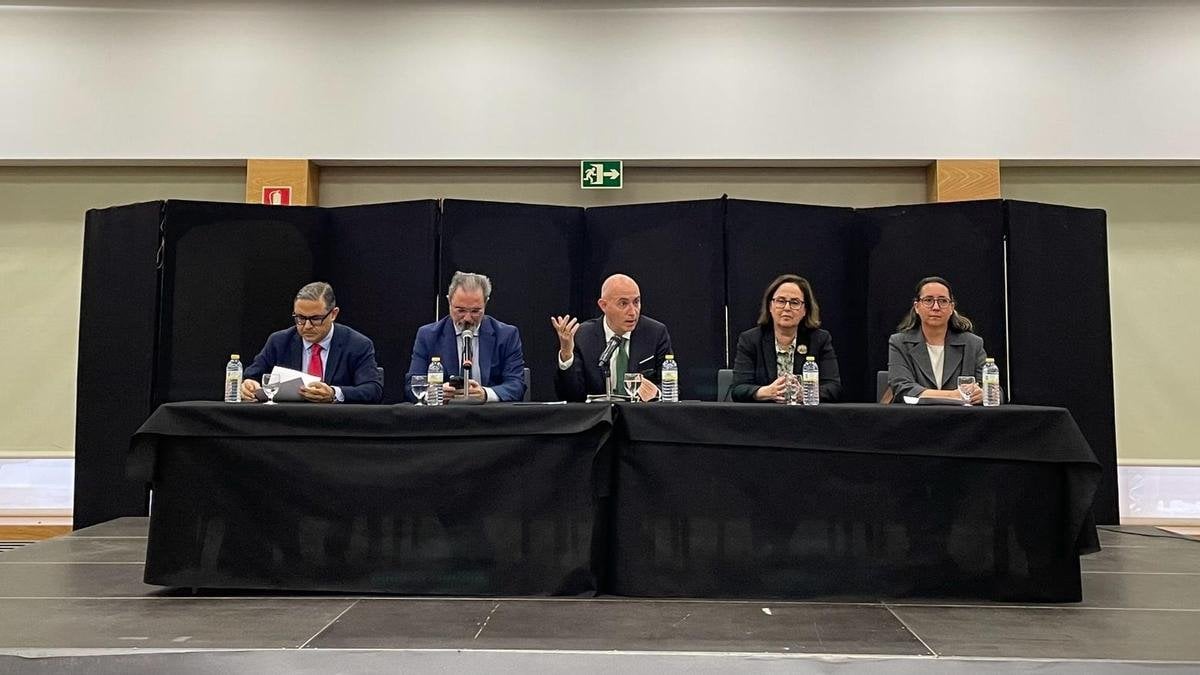 La concejalía de Sanidad convoca a los colegios a un foro antiabortista y fleta autobuses