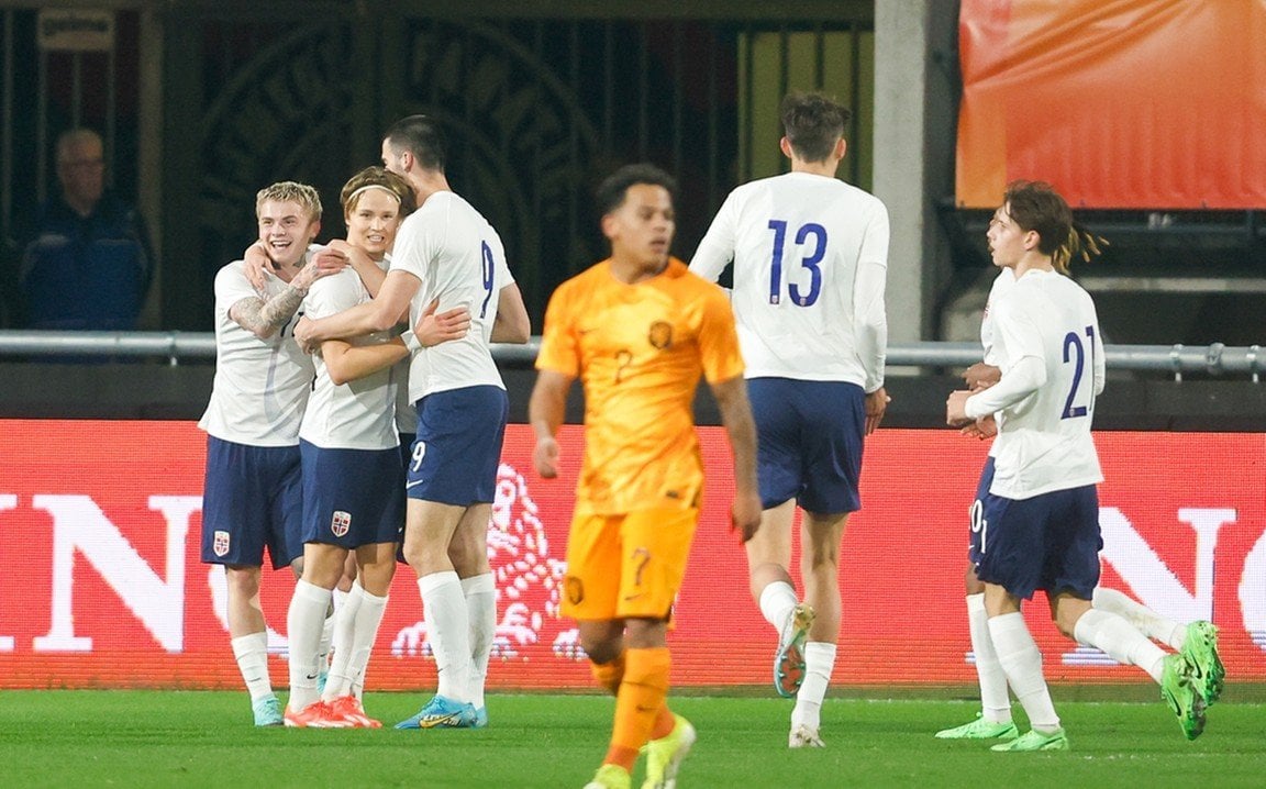 Michael Reiziger's unbeaten streak with Jong Oranje comes to an end with 1-2 defeat against Norway, featuring another error from Mannsverk.