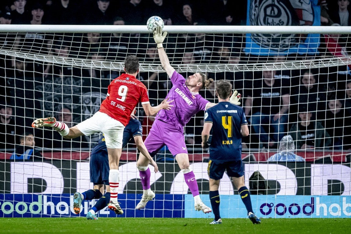Pepi shoots PSV to victory over FC Twente after all, right at the end