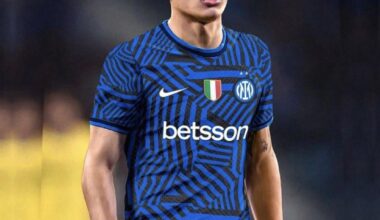 How the Inter 24/25 kit could look like with the 2nd star and Scudetto badge. ⚫️🔵⭐️⭐️