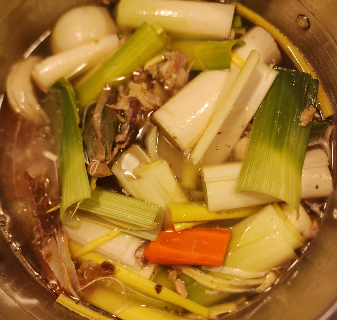 Réalisation d'un bouillon de carcasses et os divers de volailles que je gardais au congel. Ça sent bon!