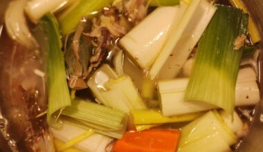 Réalisation d'un bouillon de carcasses et os divers de volailles que je gardais au congel. Ça sent bon!
