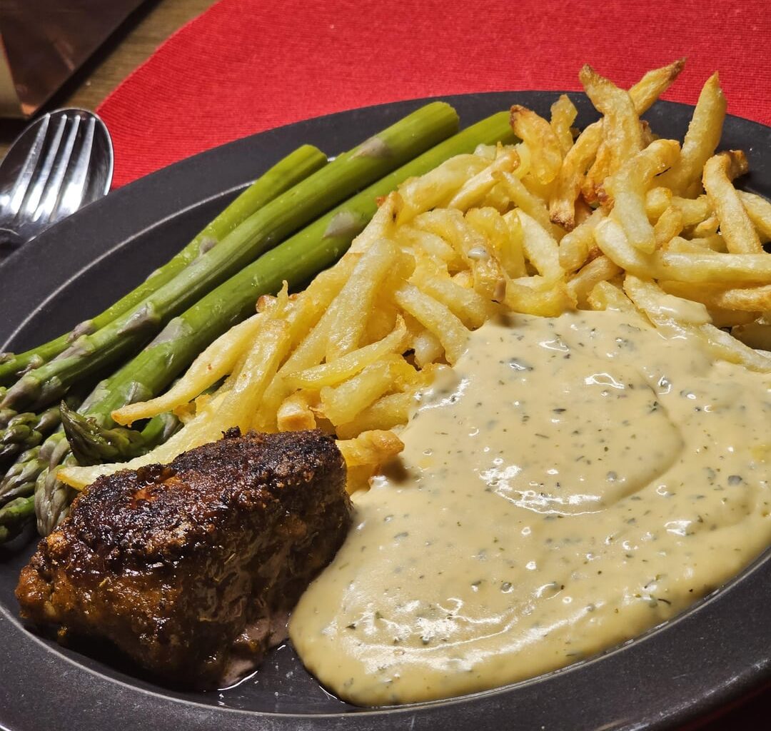 Pork fillet medallions with fries and steamed asparagus, with béarnaise and tomato sauce