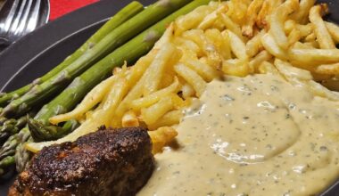 Pork fillet medallions with fries and steamed asparagus, with béarnaise and tomato sauce