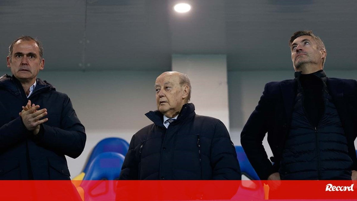 Pinto da Costa ataca as arbitragens após derrota frente ao Estoril. "Se isto não é penálti, só se for o Di Maria na Luz. Há que ter em atenção que o VAR não pode servir para árbitros desempregados ou reformados sem qualidades."