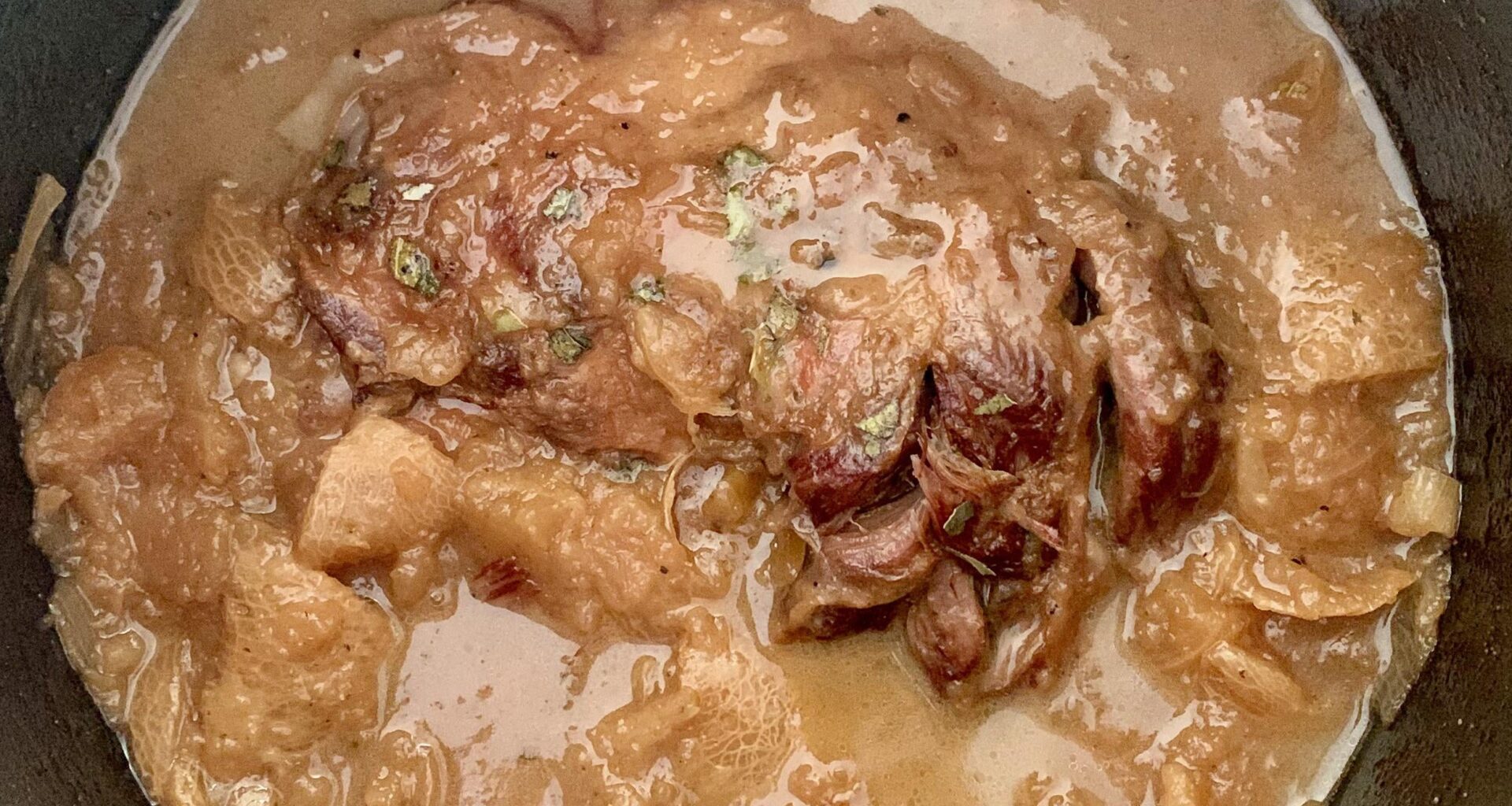 Épaule d’agneau confite à la fleur d’oranger, au miel et aux navets. Une recette qui m’a été inspirée par les odeurs des marchés de mon quartier parisien en ce moment. 🌙🍯😋