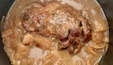 Épaule d’agneau confite à la fleur d’oranger, au miel et aux navets. Une recette qui m’a été inspirée par les odeurs des marchés de mon quartier parisien en ce moment. 🌙🍯😋