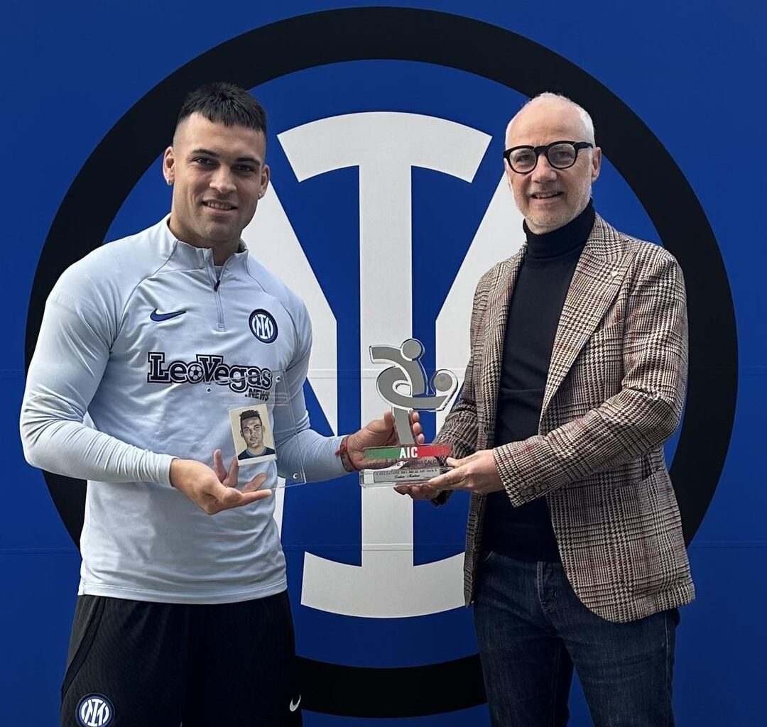 [AIC] Lautaro Martinez, February "Footballer of the Month" for Serie A, awarded by DG Gianni Grazioli at the Suning Training Center in Appiano Gentile.