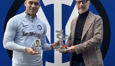 [AIC] Lautaro Martinez, February "Footballer of the Month" for Serie A, awarded by DG Gianni Grazioli at the Suning Training Center in Appiano Gentile.
