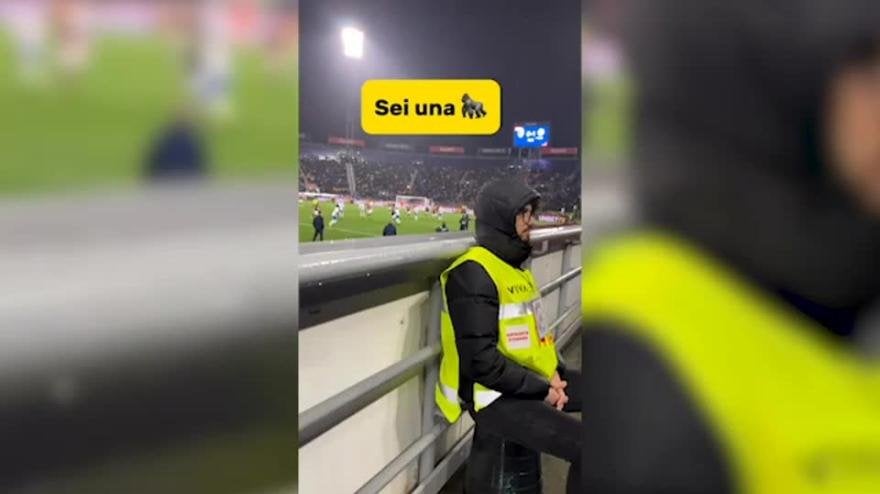 [Gazetta] Dumfries called a "monkey" by the stands, disgrace in Bologna.