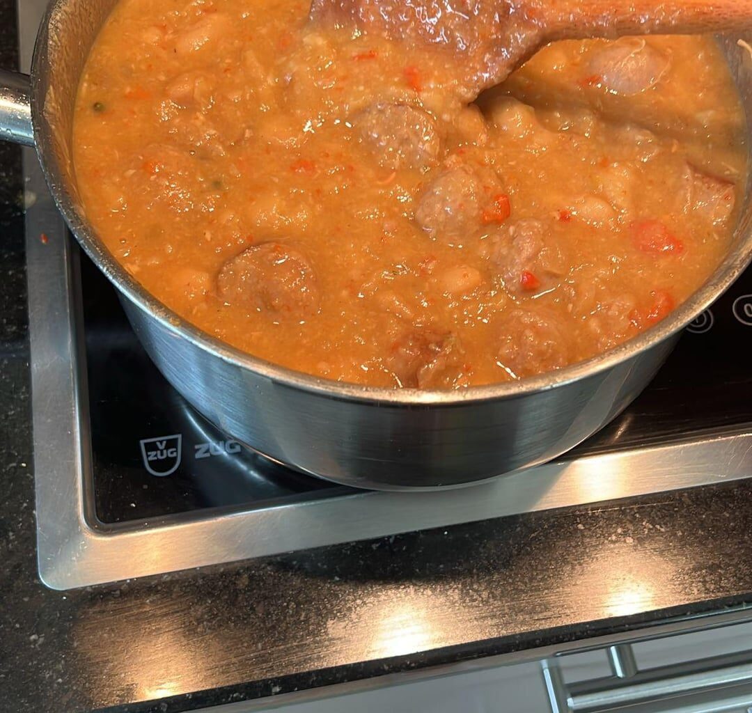 Beans and pork saussages stew( paprika, chili, garlic , onion, bellpeppers, viel broth)