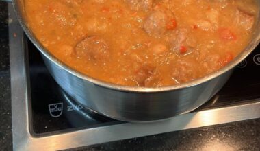 Beans and pork saussages stew( paprika, chili, garlic , onion, bellpeppers, viel broth)