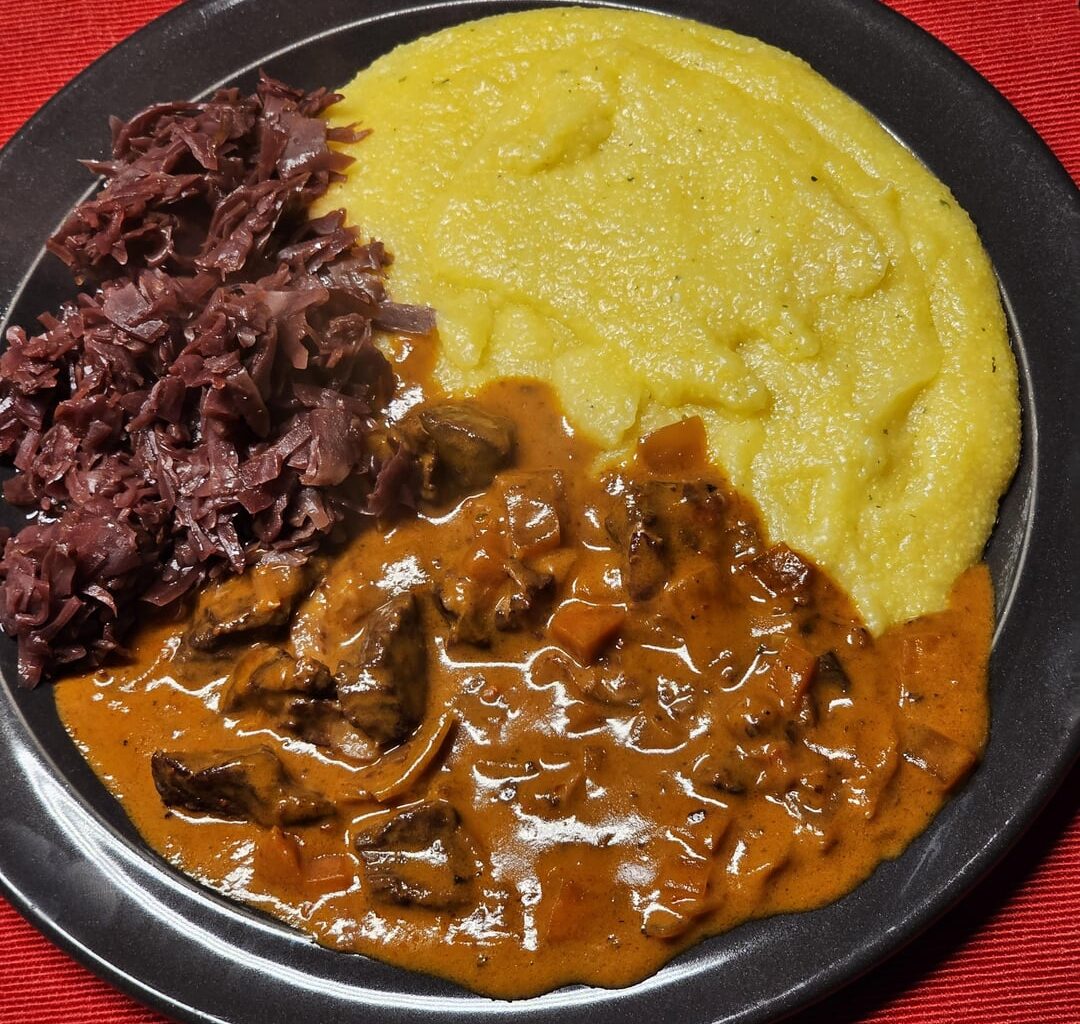 Polenta with pork and veggies ragù and red cabbage