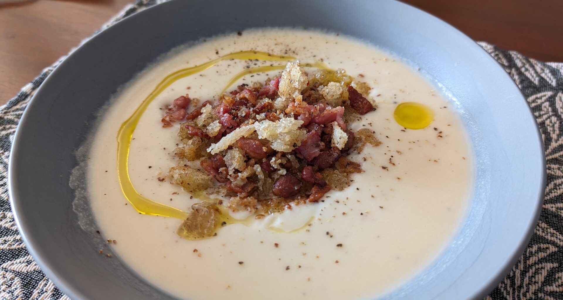 Soupe chou-fleur gremolata lardons parmesan
