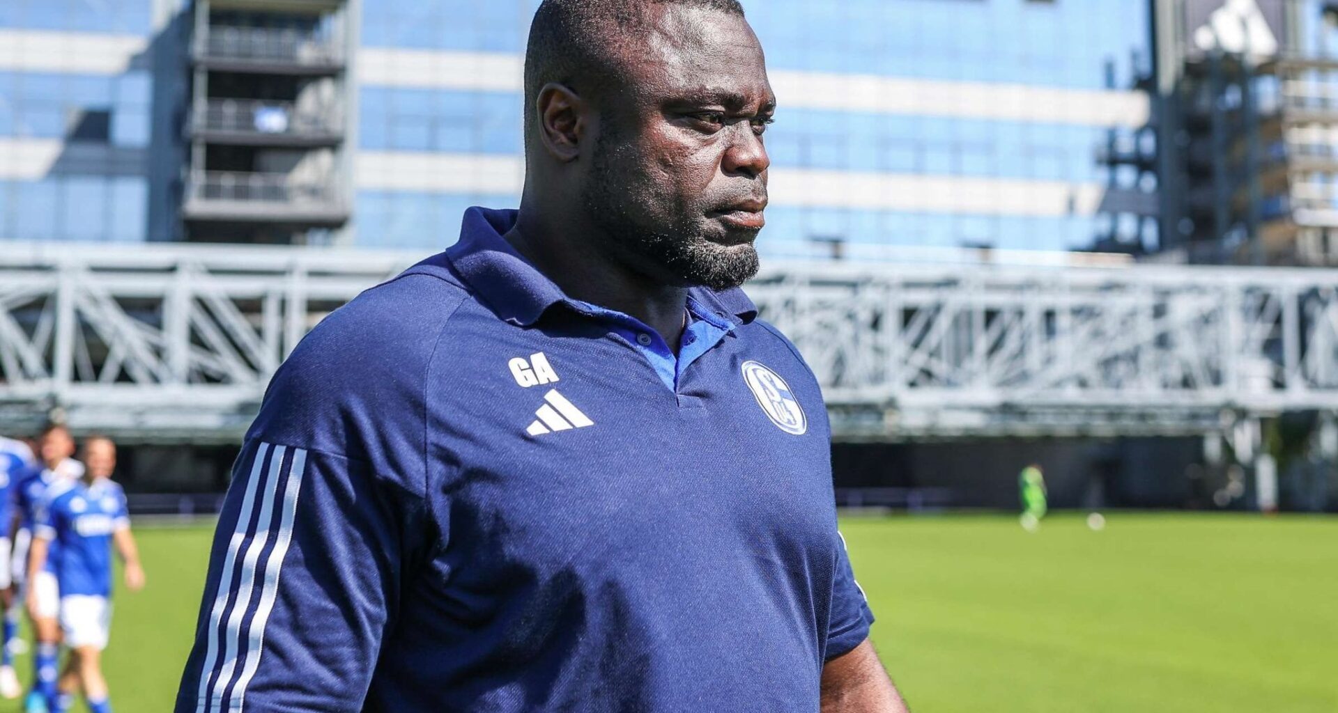 Als das #S04-Team im Februar zum Spiel nach Kiel flog, wurde ein Platz zu wenig im Flugzeug gebucht. Nach einigen Diskussionen fand sich dann ein Freiwilliger, der auf den Flug verzichtete & selber anreiste: Gerald Asamoah. Große Dankbarkeit schien in der Mannschaft aber nicht zu herrschen.