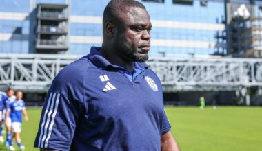 Als das #S04-Team im Februar zum Spiel nach Kiel flog, wurde ein Platz zu wenig im Flugzeug gebucht. Nach einigen Diskussionen fand sich dann ein Freiwilliger, der auf den Flug verzichtete & selber anreiste: Gerald Asamoah. Große Dankbarkeit schien in der Mannschaft aber nicht zu herrschen.