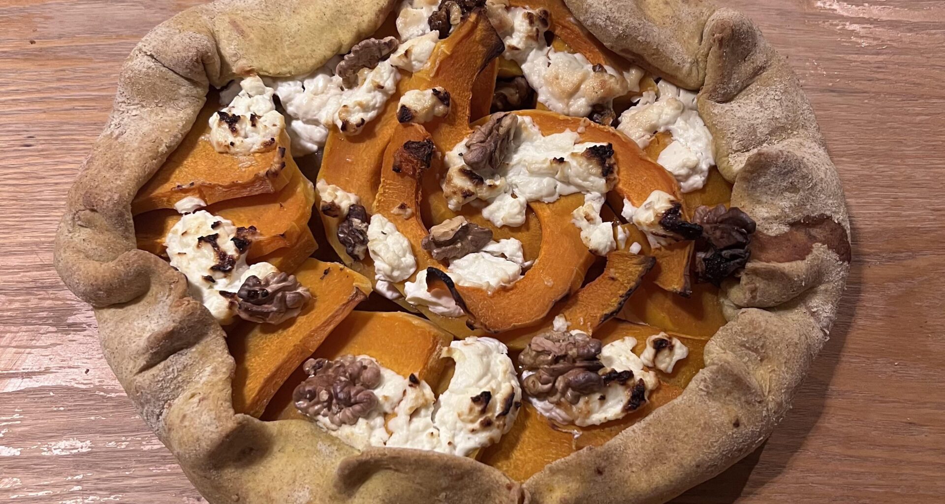 Honteusement copié : tarte rustique butternut, chèvre, noix et miel