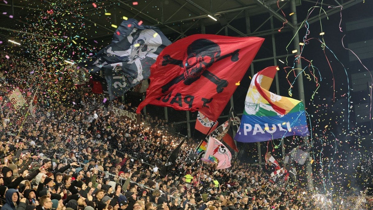 FC St. Pauli verbietet Einsatz von Kunststoff-Konfetti - Franziska Altenrath, beim FC St. Pauli unter anderem für Nachhaltigkeit verantwortlich: "Das Konfetti weht durch das Stadion, bleibt in Ecken liegen oder flattert ins Viertel."