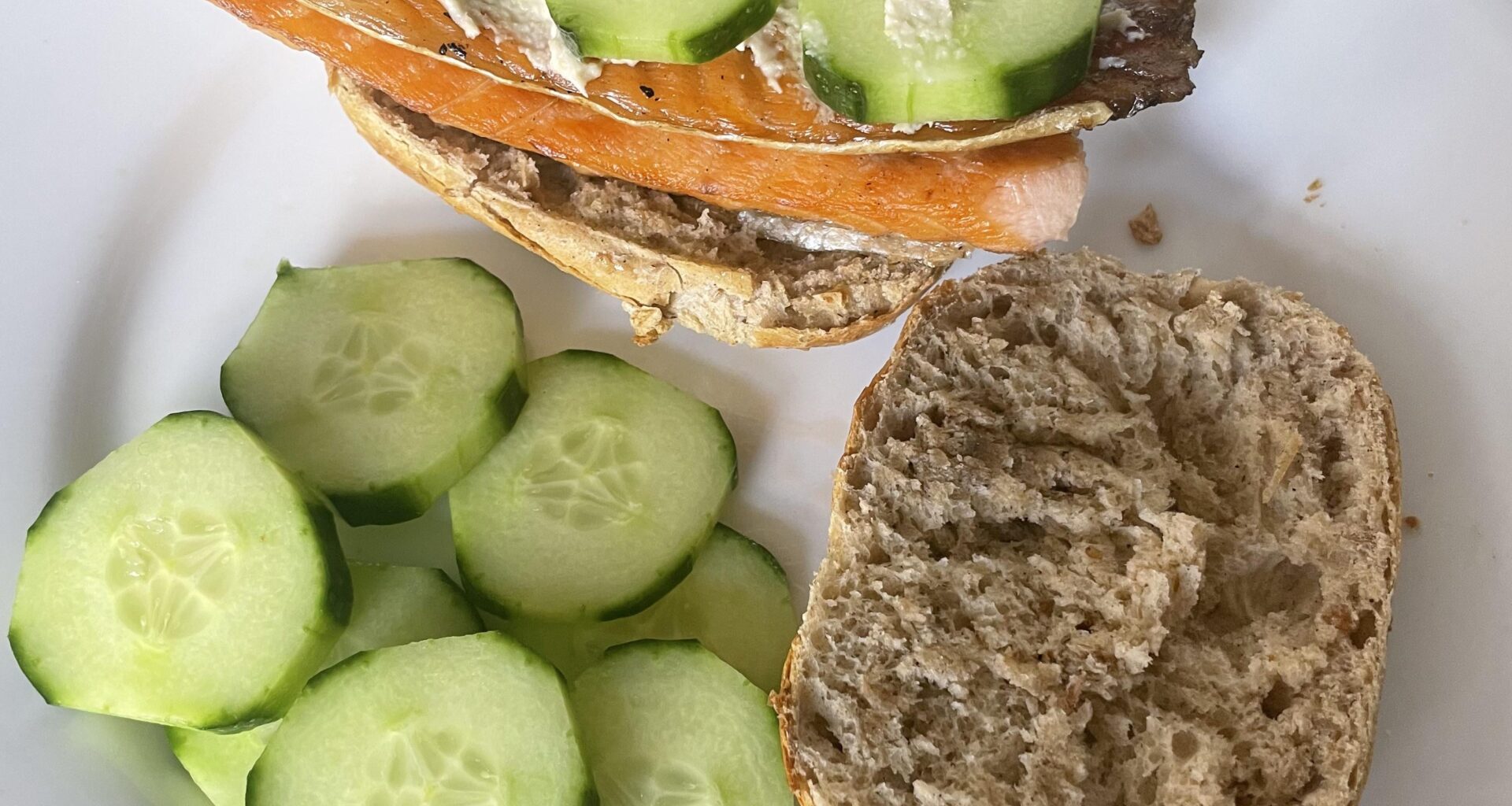 Smoked salmon on bread with cucumber and horseradish