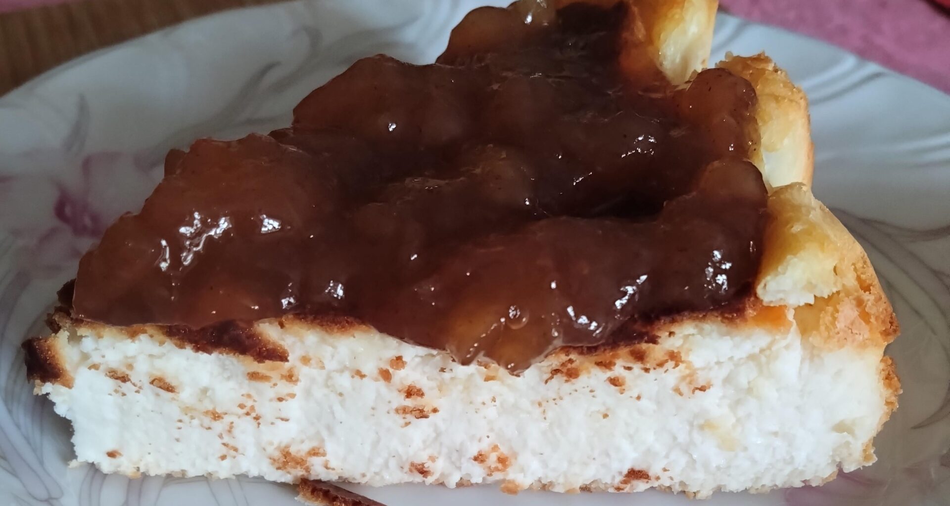 Cheesecake with apple-cinnamon jam