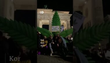1.500 Menschen feiern am Brandenburger Tor die Cannabis-Legalisierung