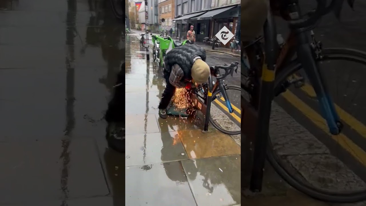 Moment bike brazenly stolen in London as daytime crimes on the rise