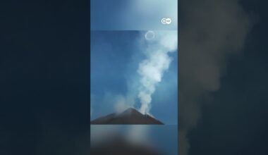 Italy's Mount Etna has been blowing perfect smoke circles into the sky | DW News