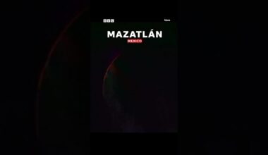 This is the moment a rare total solar eclipse plunged parts of Mexico into darkness. 🌘