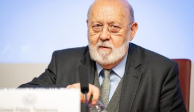 Las surrealistas preguntas del CIS: "¿Cree que la causa judicial contra la mujer de Sánchez es una manera de meterse con él y hacerle daño?"