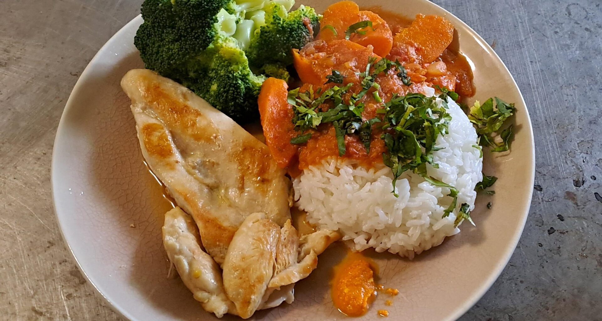 Petit curry rouge et son riz / poulet et brocco avec purée de piment