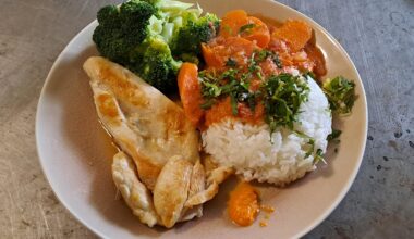 Petit curry rouge et son riz / poulet et brocco avec purée de piment