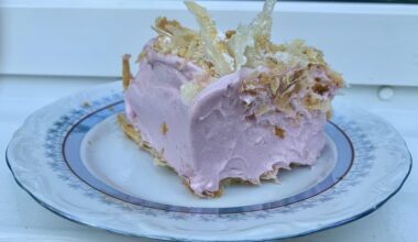 Homemade *spumos*: pastry filled with raspberry “mousse”